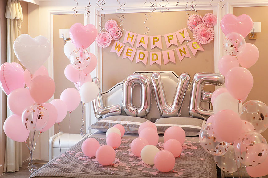 Trang trí phòng cưới giường cưới bằng bóng bay màu hồng