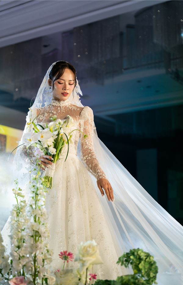 Cô dâu Hồng Linh