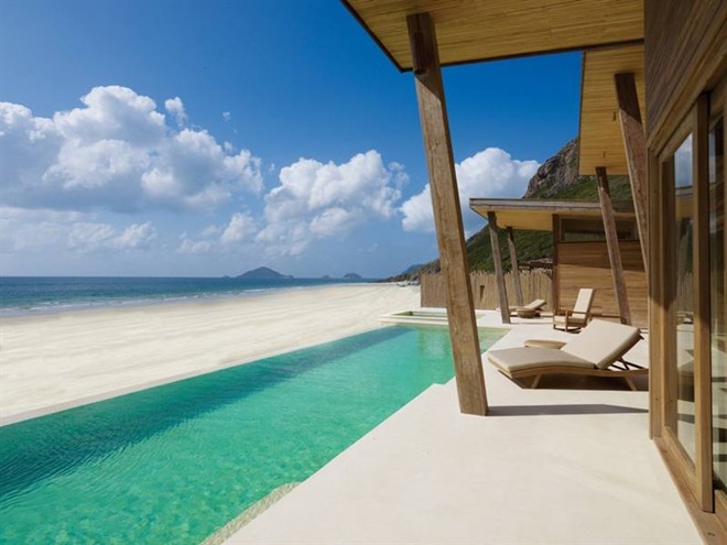 Six Senses Côn Đảo: Resort sang trọng this per be cặp đôi quyền lực nhất làng giải trí thế giới, Brad Pitt and Angelina Jolie, chọn làm nơi nghỉ chân out Việt Nam. Here is khu nghỉ dưỡng 5 sao đầu tiên out Côn Đảo for 50 biệt thự gỗ be dọc sát bờ biển dài 1,6 km, with tiện ích sang trọng such as bể bơi, spa, trò chơi dưới nước ... Six Senses Côn Đảo have đoạt giải Công trình xây dựng and thiết kế xuất sắc nhất thế giới dành cho loại khách sạn dạng nhỏ tại giải thưởng Thương mại Giải thưởng Bất động sản quốc tế năm 2010.