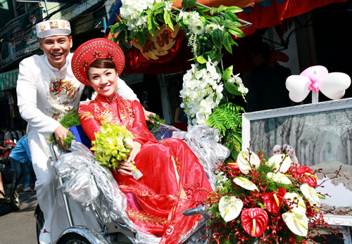 Phan Đinh Tùng chở cô dâu trên xe xích lô