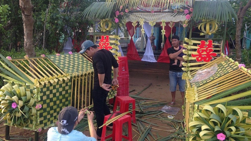 Một mẫu cổng cưới lá dừa nữa đang được các nghệ nhân dần dần hoàn thiện