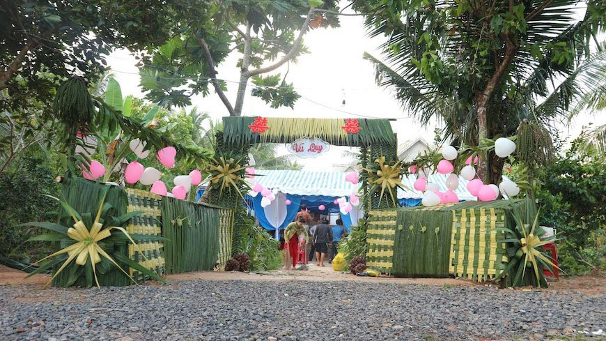 Lá dừa còn dùng để làm mái cổng cưới nữa