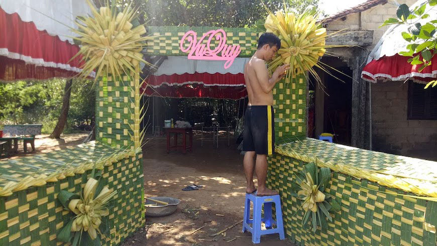 Một nghệ nhân đang làm hoa bằng lá dừa