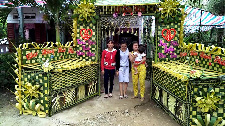 cổng cưới được đan bằng lá dừa với cả hàng rào
