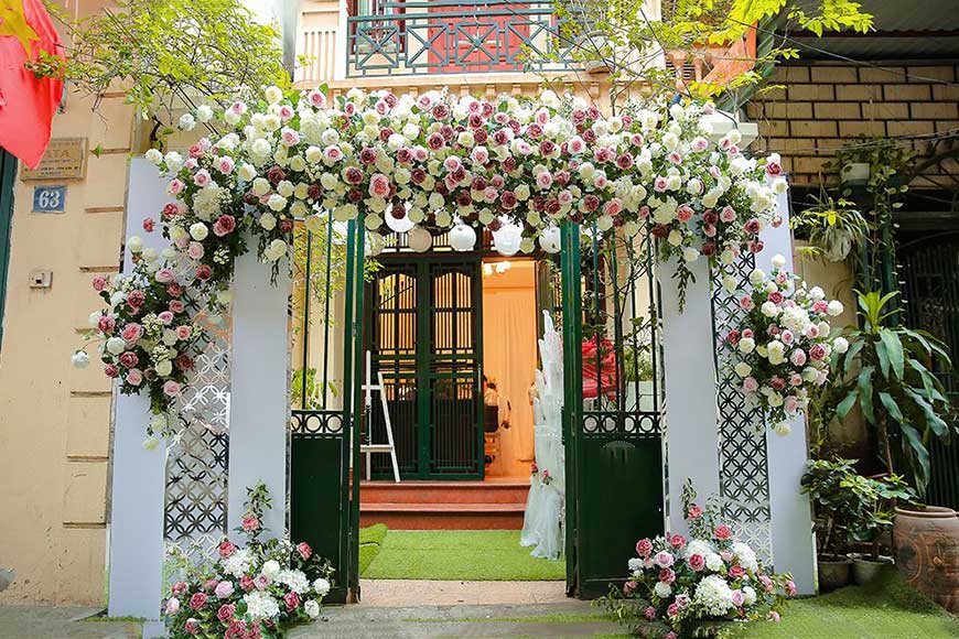 trang trí cổng đám cưới hoa tươi