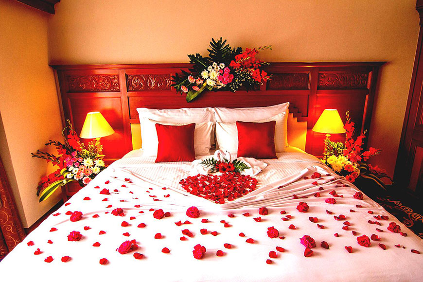 Trang trí phòng cưới màu đỏ với đôi thiên nga và cánh hoa hồng