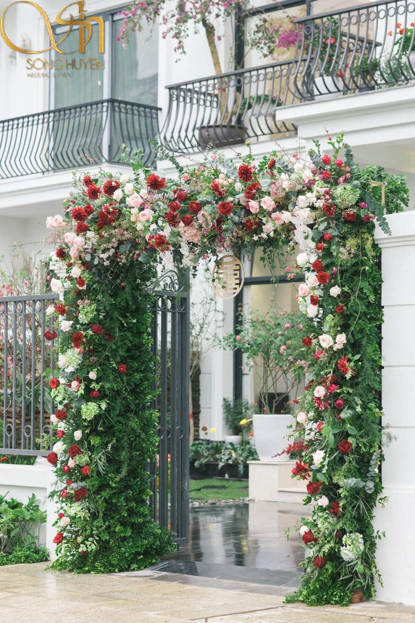 Bật mí cách trang trí cổng hoa mùa cưới ngày hè đẹp, độc đáo