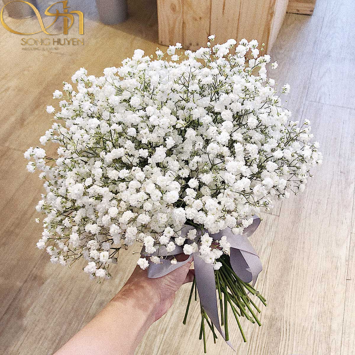 Màu trắng của hoa baby rất đẹp trong bó hoa cưới