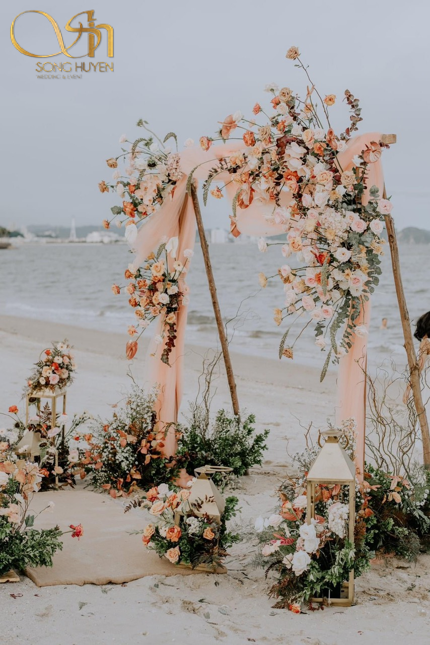 Trang trí tiệc cưới ở bãi biển với sự kết hợp của hoa tươi đem lại sự thư thái