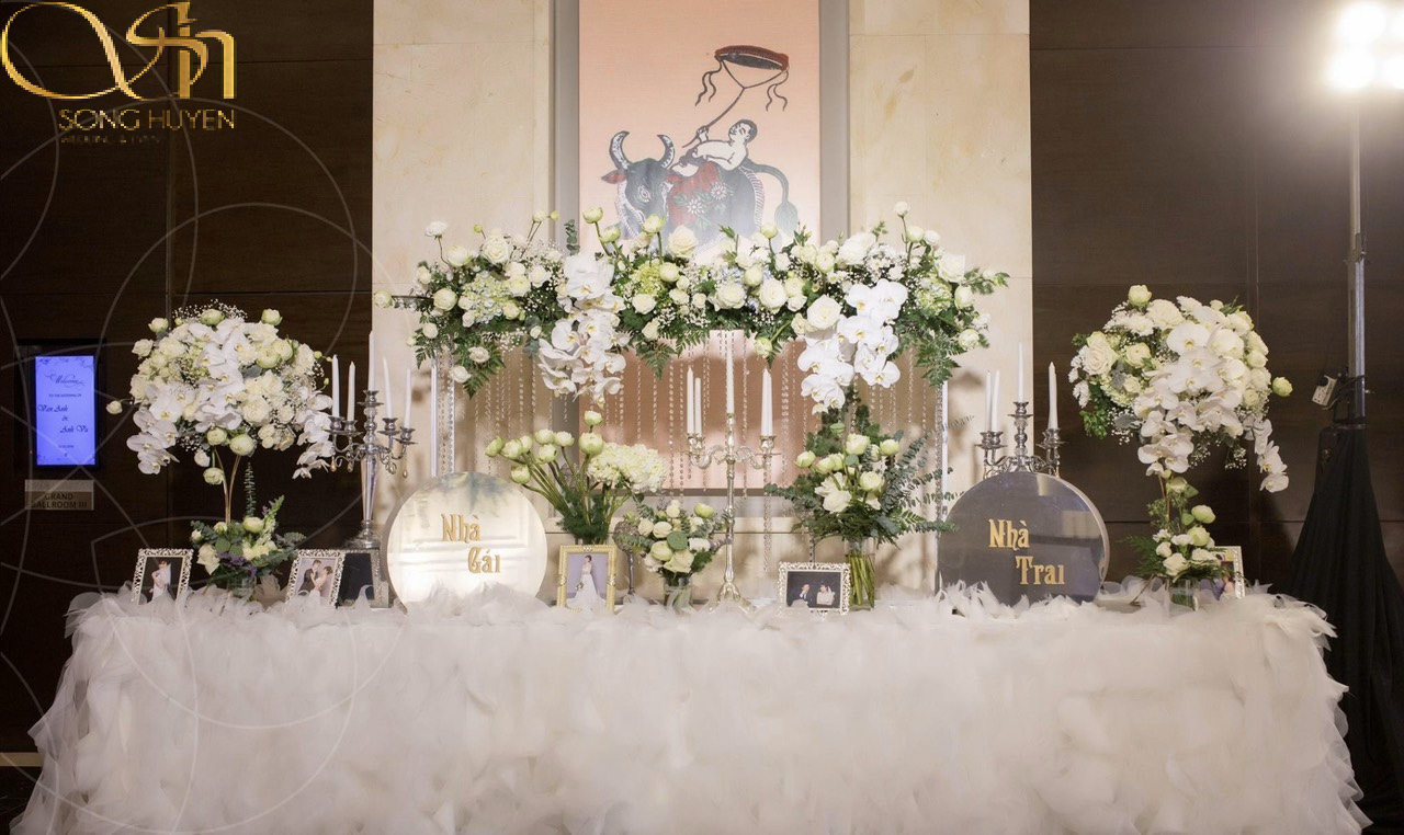 Mẫu trang trí bàn tiệc cưới đơn giản sang trọng tại Song Huyền Wedding