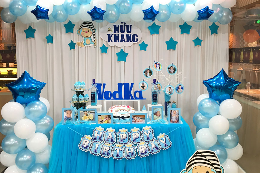 Tổ chức sinh nhật cho con trai rượu (Vodka) với tông màu xanh và ngập tràn bóng bay