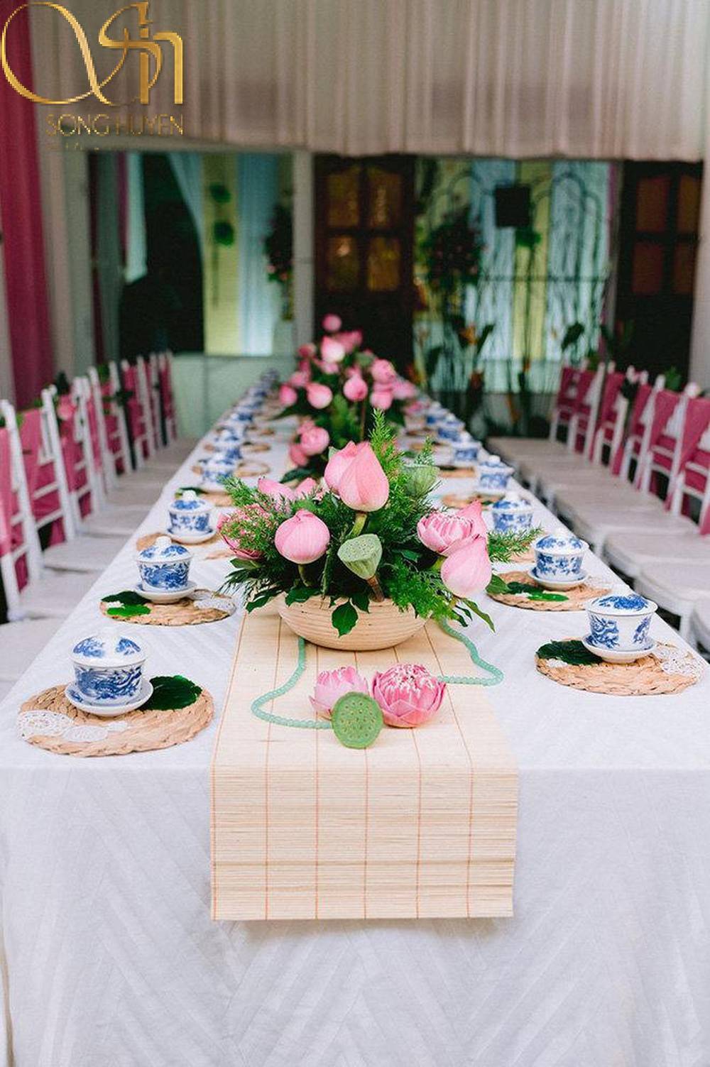 Trang trí đám cưới với hoa sen sẽ là điểm nhấn cho ngày cưới của bạn, mang đến không gian rực rỡ và sang trọng. Hãy xem hình ảnh liên quan để tìm hiểu những mẫu trang trí đẹp và ấn tượng nhất về đám cưới với hoa sen.