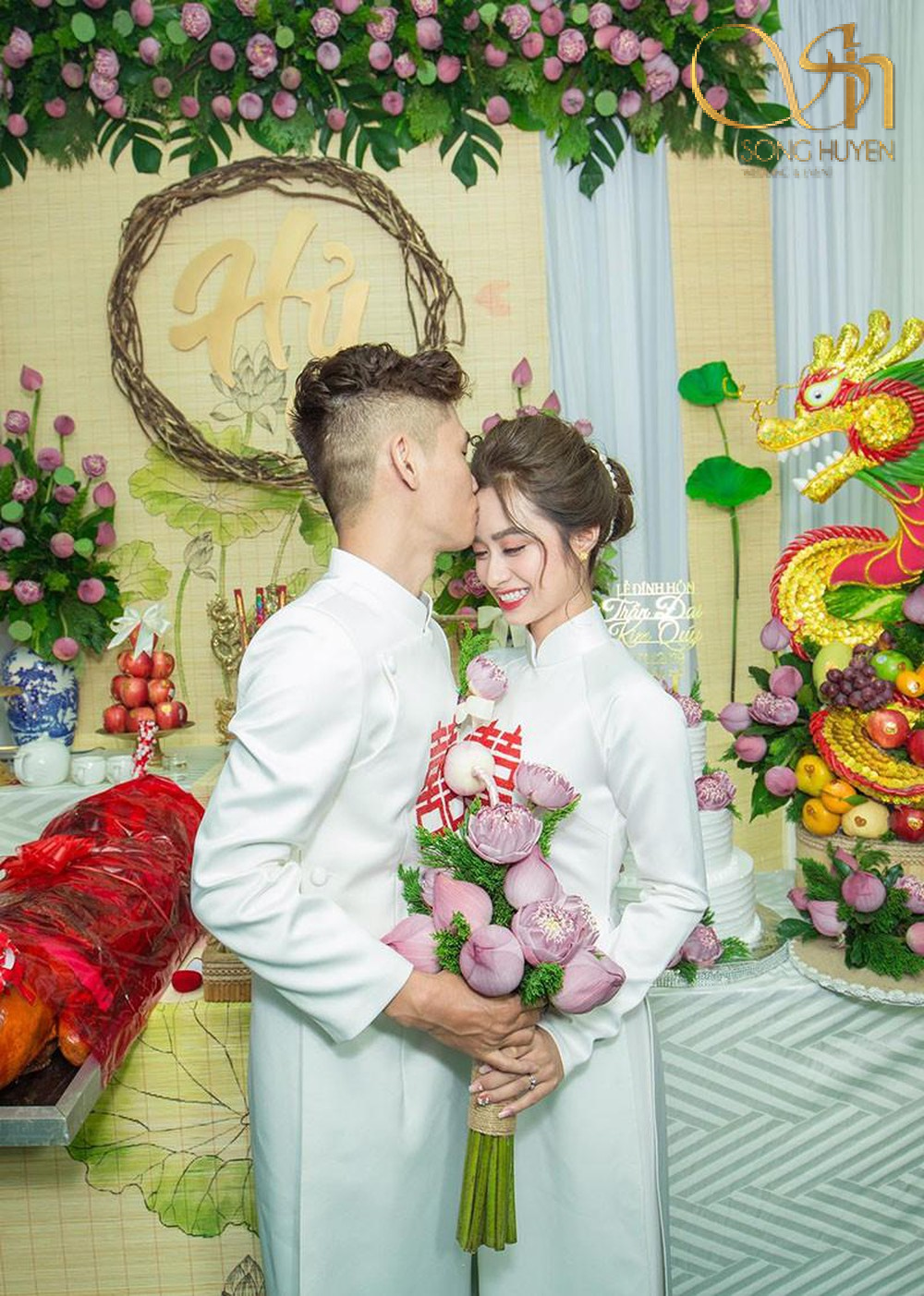 Lễ cưới truyền thống Việt Nam với trang trí hoa sen