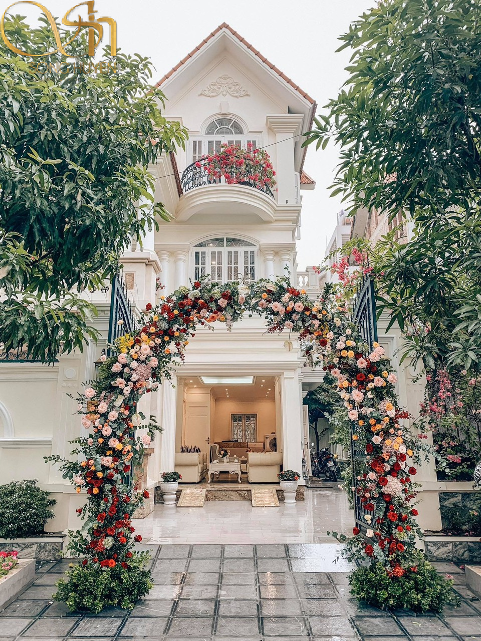 Mẫu cổng hoa cưới sử dụng hoa tươi