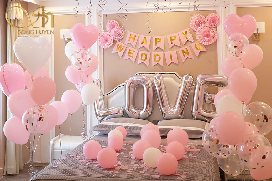 Trang trí giường cưới bằng bóng bay chữ LOVE